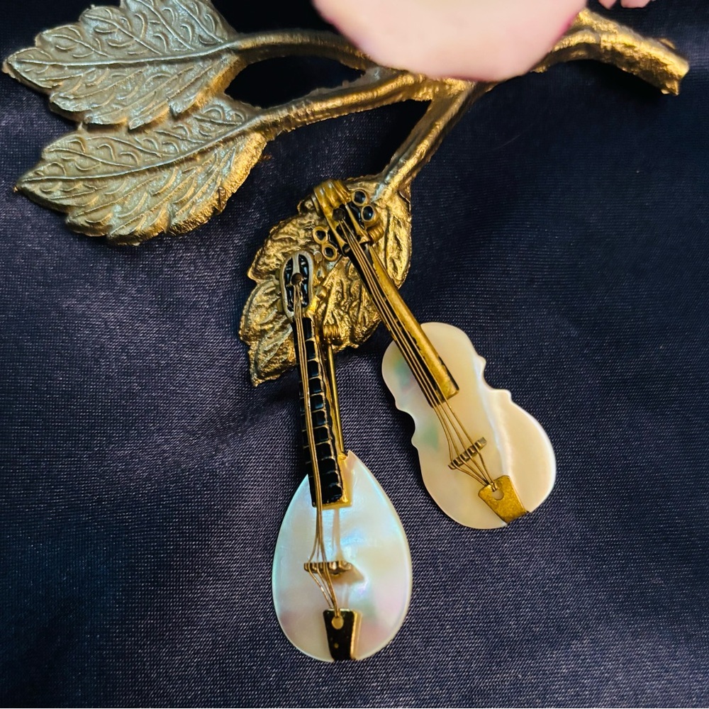 Elegant Mandolin-shaped Brooch Set